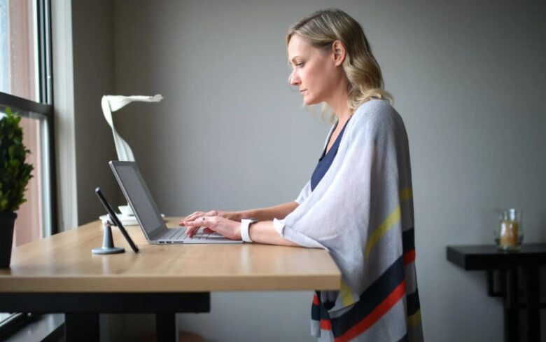 Aesthetic and Space Optimization with Adjustable Desk